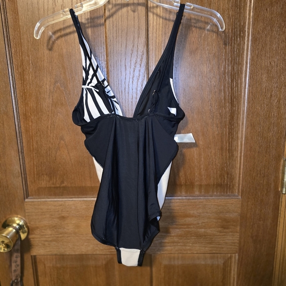 Kona Sol Black & White Leaf Print With Cut-out One Piece Swimsuit Womens Small - Picture 6 of 10